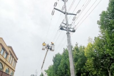 臨清市供電公司帶電更換10千伏廣場線17號桿C相開關(guān)設(shè)備線夾 臨清市供電公司帶電更換10千伏廣場線17號桿C相開關(guān)設(shè)備線夾