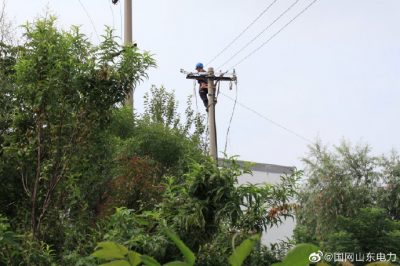 10千伏東環(huán)線紀莊路燈支線去除線桿上老舊跌落開關 10千伏東環(huán)線紀莊路燈支線去除線桿上老舊跌落開關
