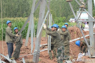 克服酷暑堅(jiān)持在高空中完成組裝35千伏招賢至安莊輸電線路鐵塔 克服酷暑堅(jiān)持在高空中完成組裝35千伏招賢至安莊輸電線路鐵塔