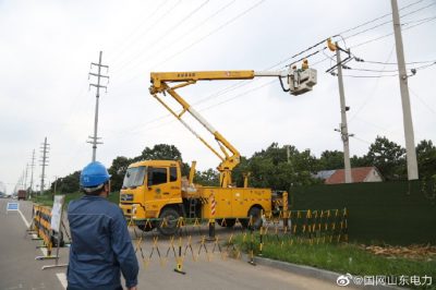 樂縣供電公司冒高溫對10千伏朱劉鎮(zhèn)線帶電接引流線 樂縣供電公司冒高溫對10千伏朱劉鎮(zhèn)線帶電接引流線