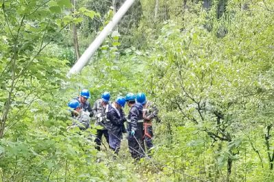 棗莊高新區(qū)黑峪村東配電室低壓北支線6號桿進(jìn)行雨中搶修 棗莊高新區(qū)黑峪村東配電室低壓北支線6號桿進(jìn)行雨中搶修