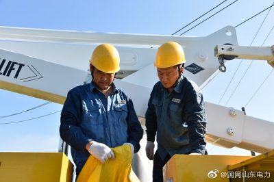 東平縣供電公司在10千伏范村線16號桿護(hù)村周邊帶電作業(yè) 東平縣供電公司在10千伏范村線16號桿護(hù)村周邊帶電作業(yè)