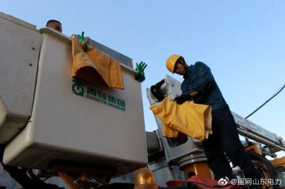 帶電完成金城路13號桿分段開關(guān)消缺工作 帶電完成金城路13號桿分段開關(guān)消缺工作
