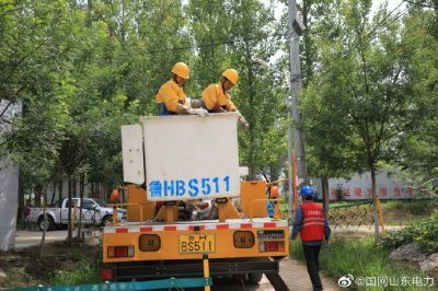 梁山縣供電公司員工正緊張地開展帶電作業(yè) 梁山縣供電公司員工正緊張地開展帶電作業(yè)