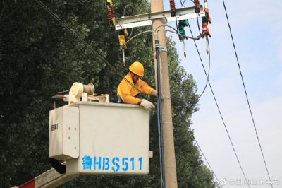 后碼頭村新上50千伏安農(nóng)業(yè)變壓器帶電搭接引流線 后碼頭村新上50千伏安農(nóng)業(yè)變壓器帶電搭接引流線