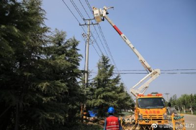梁山縣供電公司在拳鋪鎮(zhèn)10千伏拳東線44號桿新上400千伏安變壓器帶電接火 梁山縣供電公司在拳鋪鎮(zhèn)10千伏拳東線44號桿新上400千伏安變壓器帶電接火