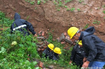新安縣供電公司搶修10千伏江街線江莊支線被雨水沖垮的電纜溝 新安縣供電公司搶修10千伏江街線江莊支線被雨水沖垮的電纜溝