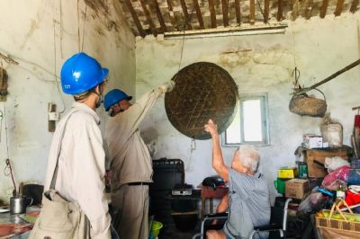 常熟市供電公司為居民維修電燈開關(guān)和電風扇插座