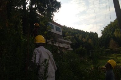 衡山縣供電公司10千伏東湖線開展砍青工作 衡山縣供電公司10千伏東湖線開展砍青工作