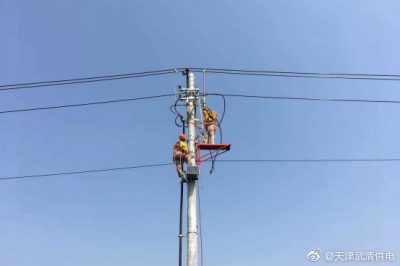 武清供電公司采用絕緣平臺進行帶電搭火工作 武清供電公司采用絕緣平臺進行帶電搭火工作