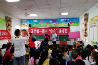 資陽供電公司在文龍小學(xué)開展安全進(jìn)校園活動(dòng) 資陽供電公司在文龍小學(xué)開展安全進(jìn)校園活動(dòng)