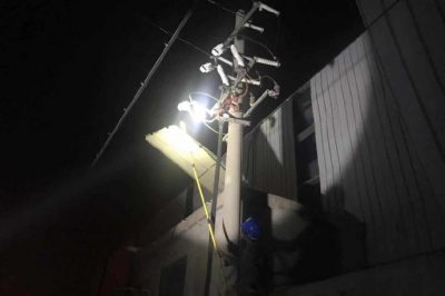 東?？h供電公司搶修受到影響的兩臺(tái)用戶變壓器