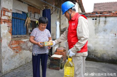 太倉市供電公司探望貧困孤寡老人 送去月餅油等生活用品 太倉市供電公司探望貧困孤寡老人 送去月餅油等生活用品