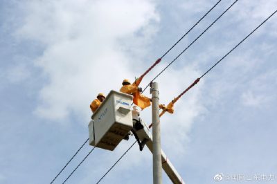 海陽供電公司搶修10千伏北京線絕緣子斷裂脫落 海陽供電公司搶修10千伏北京線絕緣子斷裂脫落