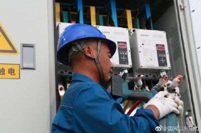 高密供電公司在濰坊高密市井構(gòu)鎮(zhèn)前泊子村進(jìn)行增容改造施工 高密供電公司在濰坊高密市井構(gòu)鎮(zhèn)前泊子村進(jìn)行增容改造施工
