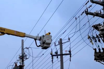 10千伏北棉線為公交公司變壓器帶電接火 10千伏北棉線為公交公司變壓器帶電接火