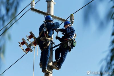 濟陽區(qū)供電公司員工對10千伏鎮(zhèn)北線進行檢修改造 濟陽區(qū)供電公司員工對10千伏鎮(zhèn)北線進行檢修改造