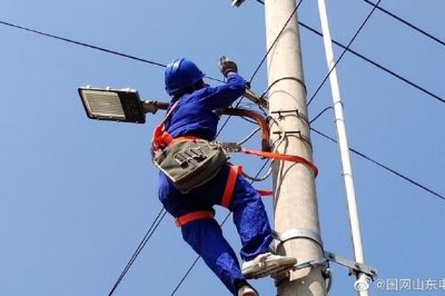 利津縣供電公司對(duì)開(kāi)發(fā)區(qū)供電所后宋村2號(hào)臺(tái)區(qū)進(jìn)行消缺 利津縣供電公司對(duì)開(kāi)發(fā)區(qū)供電所后宋村2號(hào)臺(tái)區(qū)進(jìn)行消缺