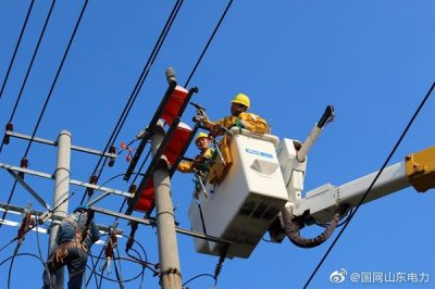 陽(yáng)信縣供電公司在10千伏雷家線帶電作業(yè) 陽(yáng)信縣供電公司在10千伏雷家線帶電作業(yè)