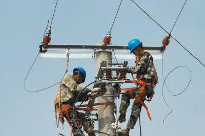 滿城區(qū)供電公司電力小哥對老化線路金具進行更換 滿城區(qū)供電公司電力小哥對老化線路金具進行更換