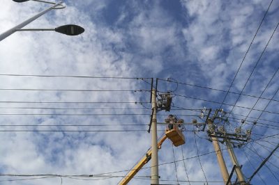 泊頭市供電公司對(duì)10千伏5524泊糧線(xiàn)支線(xiàn)開(kāi)關(guān)進(jìn)行檢修試驗(yàn)