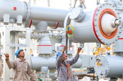 500千伏天津?qū)氎媲?yáng)變電站安裝500千伏HGIS電壓互感器 500千伏天津?qū)氎媲?yáng)變電站安裝500千伏HGIS電壓互感器
