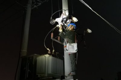 贛州開發(fā)區(qū)供電公司在10千伏湖水線塔前公變更換損壞的設(shè)備線夾 贛州開發(fā)區(qū)供電公司在10千伏湖水線塔前公變更換損壞的設(shè)備線夾