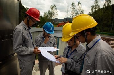 參加變電運(yùn)檢勞動(dòng)競(jìng)賽的參賽者正在向裁判匯報(bào)自己對(duì)故障的分析 參加變電運(yùn)檢勞動(dòng)競(jìng)賽的參賽者正在向裁判匯報(bào)自己對(duì)故障的分析