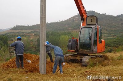 大張莊鎮(zhèn)溝窩臺(tái)區(qū)進(jìn)行電網(wǎng)改造施工 大張莊鎮(zhèn)溝窩臺(tái)區(qū)進(jìn)行電網(wǎng)改造施工