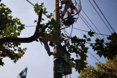 姜堰區(qū)供電公司組織施工隊(duì)對10千伏馬長線航道站支線安裝智能自動化開關(guān) 姜堰區(qū)供電公司組織施工隊(duì)對10千伏馬長線航道站支線安裝智能自動化開關(guān)