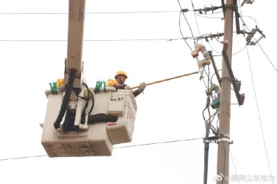莒南縣供電公司帶電處理10千伏后山線老子峪支線13號桿引線故障 莒南縣供電公司帶電處理10千伏后山線老子峪支線13號桿引線故障