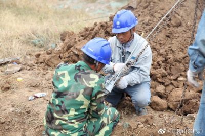 桓臺縣供電公司對10千伏東劉線進行立桿架線工作 桓臺縣供電公司對10千伏東劉線進行立桿架線工作