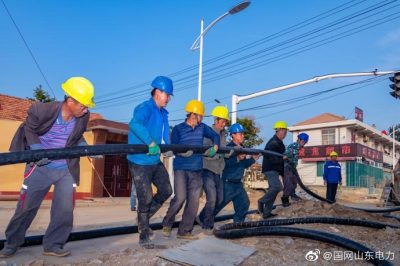 南城村南城街敷設(shè)“煤改電”二期工程電纜 南城村南城街敷設(shè)“煤改電”二期工程電纜