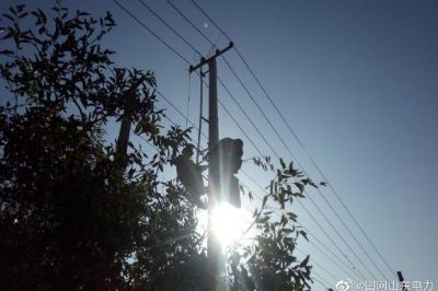 河口區(qū)供電公司在10千伏新戶東線老鴉西臺區(qū)進行低電壓改造 河口區(qū)供電公司在10千伏新戶東線老鴉西臺區(qū)進行低電壓改造