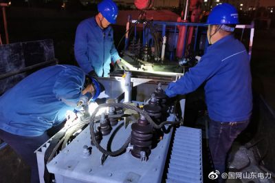 臨時變壓器出現(xiàn)滲油故障進行搶修 臨時變壓器出現(xiàn)滲油故障進行搶修
