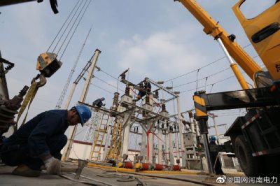 溫縣供電公司組織20余名員工對35千伏黃莊變電站進(jìn)行綜合檢修 溫縣供電公司組織20余名員工對35千伏黃莊變電站進(jìn)行綜合檢修