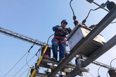 獻縣供電公司在35千伏西城變電站斷路器一次接線進行維護 獻縣供電公司在35千伏西城變電站斷路器一次接線進行維護
