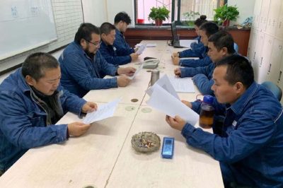 各班組進(jìn)行安全教育學(xué)習(xí)   努力提高班組的業(yè)務(wù)技能和安全意識(shí) 各班組進(jìn)行安全教育學(xué)習(xí)   努力提高班組的業(yè)務(wù)技能和安全意識(shí)