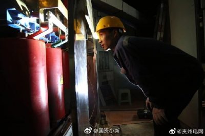 銅仁供電局緊急更換損壞變壓器,1小時(shí)內(nèi)成功搶通了兩位老人的“生命通道” 銅仁供電局緊急更換損壞變壓器,1小時(shí)內(nèi)成功搶通了兩位老人的“生命通道”
