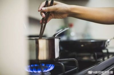燃?xì)庠畎l(fā)生意外時(shí)，嚴(yán)禁打開(kāi)任何電器