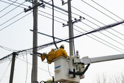 莒南縣供電公司帶電加裝10千伏夾河線電桿開關(guān) 莒南縣供電公司帶電加裝10千伏夾河線電桿開關(guān)