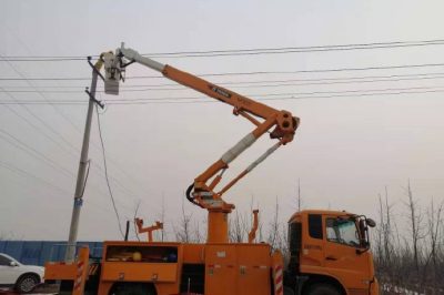 贊皇縣供電公司分支線電桿B相脫瓶帶電消缺 贊皇縣供電公司分支線電桿B相脫瓶帶電消缺