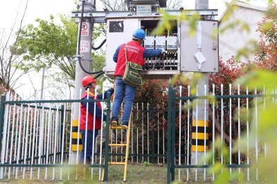 安徽滁州:供電有保障 草莓園里果飄香 安徽滁州:供電有保障 草莓園里果飄香
