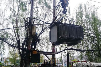 許昌供電公司冒雨對變壓器進(jìn)行緊急搶修 許昌供電公司冒雨對變壓器進(jìn)行緊急搶修