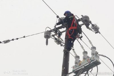 雪打暖春天變臉 冒雪施工不懼寒 雪打暖春天變臉 冒雪施工不懼寒