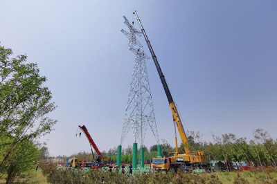 220千伏線(xiàn)路工程N(yùn)12組塔施工現(xiàn)場(chǎng)