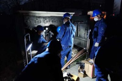 搶修:市政基建施工造成10千伏支線(xiàn)電纜被挖斷 搶修:市政基建施工造成10千伏支線(xiàn)電纜被挖斷