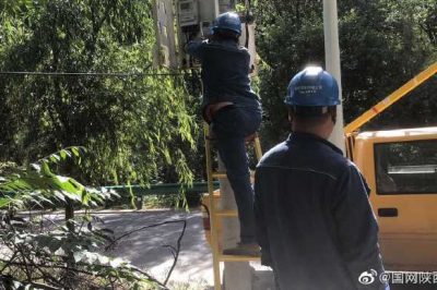 電力員工換表忙 電力員工換表忙