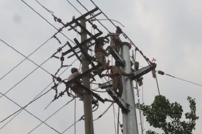 更換絕緣導(dǎo)線  為夏峰安全供電添保障 更換絕緣導(dǎo)線  為夏峰安全供電添保障