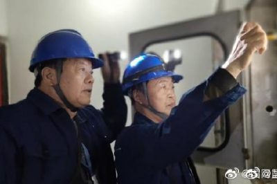 打著手電排查斷電故障 打著手電排查斷電故障